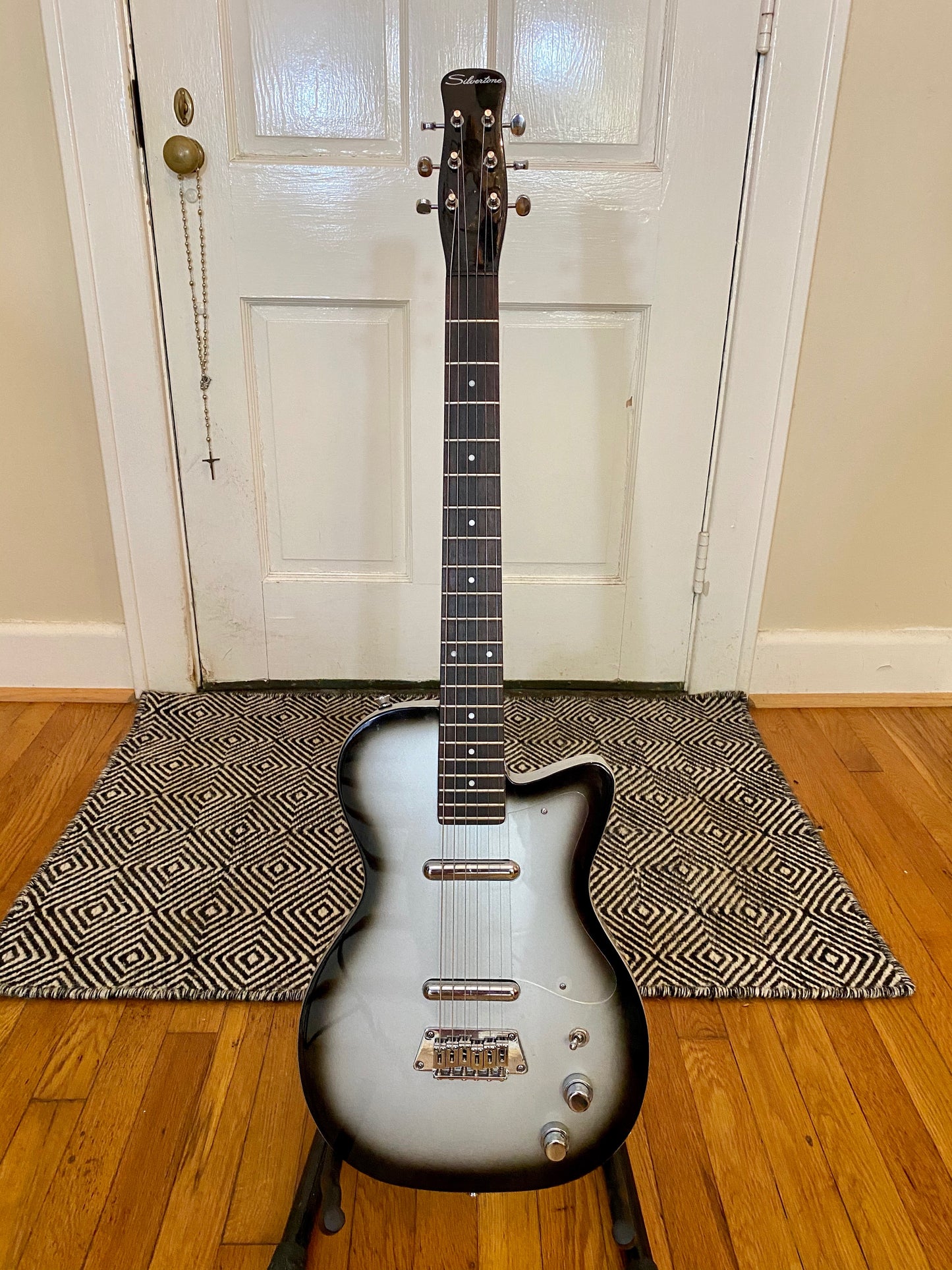 Silvertone 1303 U2 Silverburst | Lipstick w/ Stacked Pots, Plays Fantastic