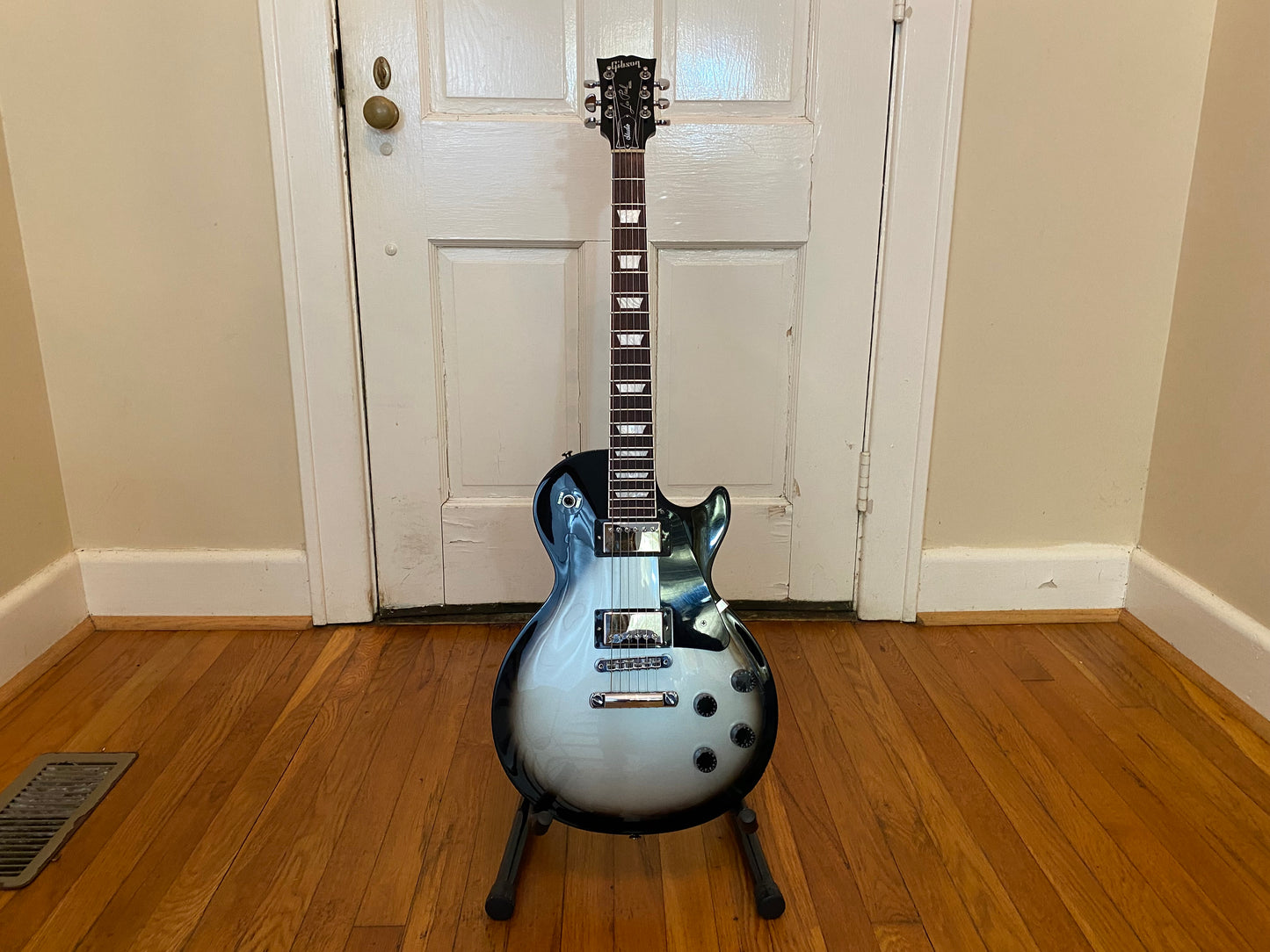 2018 Les Paul Studio Deluxe | Silverburst, Brown/Pink Hard Case, Burstbucker Pickups